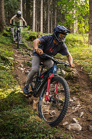 Mountainbike bei der Abfahrt im Wald